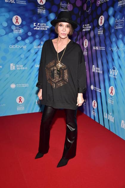 40 years of ARTISTS AGAINST AIDS Ð THE GALA 2025 ARTISTS AGAINST AIDS Ð THE GALA 2025 Anuschka Renzi arrival, red carpet for the anniversary ARTISTS AGAINST AIDS Ð THE GALA 2025 Benefit Gala for the 40th anniversary of Berliner Aids Hilfe e V at TDW in Berlin on 01 12 2025 Photopress Mueller