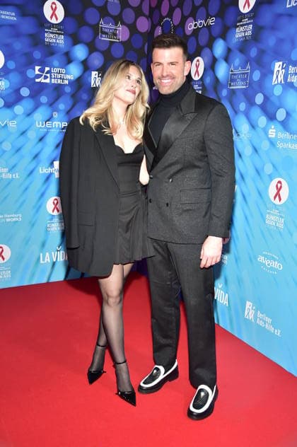 40 years ARTISTS AGAINST AIDS Ð THE GALA 2025 ARTISTS AGAINST AIDS Ð THE GALA 2025 Jay Khans with girlfriend Jessie Noe Scheuermann Arrival, red carpet for the anniversary ARTISTS AGAINST AIDS Ð THE GALA 2025 Benefit Gala for the 40th anniversary of Berliner Aids Hilfe e V at TDW in Berlin on 01 12 2025 Photopress Mueller