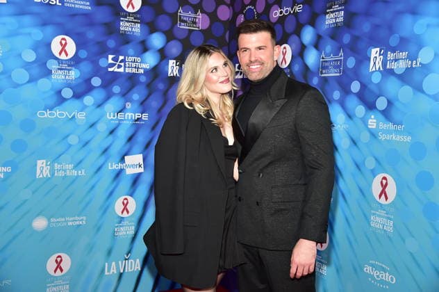 40 years ARTISTS AGAINST AIDS Ð THE GALA 2025 ARTISTS AGAINST AIDS Ð THE GALA 2025 Jay Khans with girlfriend Jessie Noe Scheuermann Arrival, red carpet for the anniversary ARTISTS AGAINST AIDS Ð THE GALA 2025 Benefit Gala for the 40th anniversary of Berliner Aids Hilfe e V at TDW in Berlin on 01 12 2025 Photopress Mueller