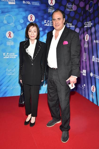 40 years of ARTISTS AGAINST AIDS Ð THE GALA 2025 ARTISTS AGAINST AIDS Ð THE GALA 2025 Susanne Juhnke with son Oliver Juhnke Arrival, red carpet for the anniversary ARTISTS AGAINST AIDS Ð THE GALA 2025 Benefit Gala for the 40th anniversary of Berliner Aids Hilfe e V at TDW in Berlin on 01 12 2025 Photopress Mueller