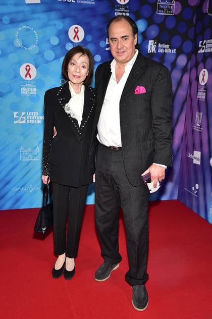40 years of ARTISTS AGAINST AIDS Ð THE GALA 2025 ARTISTS AGAINST AIDS Ð THE GALA 2025 Susanne Juhnke with son Oliver Juhnke Arrival, red carpet for the anniversary ARTISTS AGAINST AIDS Ð THE GALA 2025 Benefit Gala for the 40th anniversary of Berliner Aids Hilfe e V at TDW in Berlin on 01 12 2025 Photopress Mueller