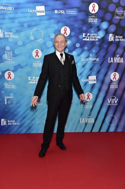 40 years ARTISTS AGAINST AIDS Ð THE GALA 2025 ARTISTS AGAINST AIDS Ð THE GALA 2025 Georg Preusse , ehm Mary Ankunft, red carpet for the anniversary ARTISTS AGAINST AIDS Ð THE GALA 2025 Benefit Gala for the 40th anniversary of Berliner Aids Hilfe e V at TDW in Berlin on 01 12 2025 Photopress Mueller