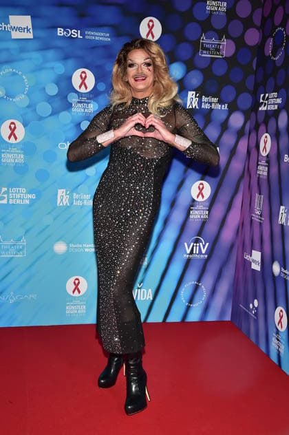 40 years ARTISTS AGAINST AIDS Ð THE GALA 2025 ARTISTS AGAINST AIDS Ð THE GALA 2025 Gloria Viagra,, travesty artist arrival, red carpet for the anniversary ARTISTS AGAINST AIDS Ð THE GALA 2025 Benefit Gala for the 40th anniversary of the Berliner Aids Hilfe e V at TDW in Berlin on 01 12 2025 Photopress Mueller