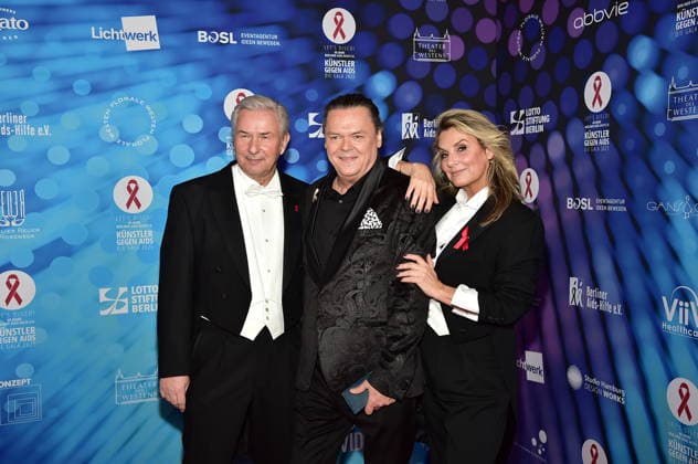 40. Jahre -KÜNSTLER GEGEN AIDS Ð DIE GALA 2025 KÜNSTLER GEGEN AIDS Ð DIE GALA 2025 Klaus Wowereit, Lars Vestergaard von Laustsen, berliner AIds Hilfe mit Kim Fisher Ankunft, roter Teppich zum Jubiläum KÜNSTLER GEGEN AIDS Ð DIE GALA 2025 Benefizgala zum 40-jährigen Jubiläum der Berliner Aids-Hilfe e.V. im TDW in Berlin am 01.12.2025 Photopress Mueller