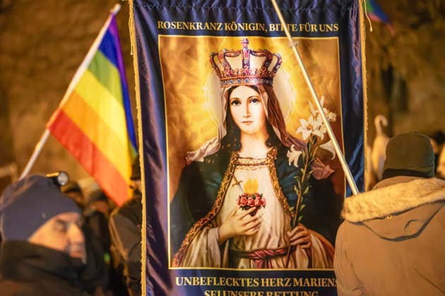 Christian fundamentalist protest against drag queen reading by Vicky Voyage, reading for children i
