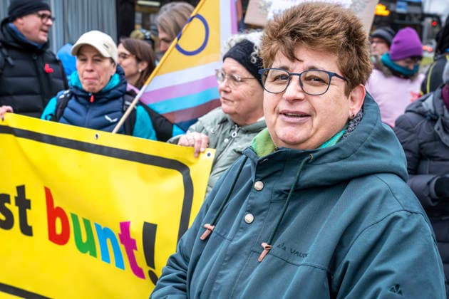 Micky Wenngatz, Vorsitzende des Vereins München ist bunt! e.V., Gegendemo gegen rechtsextreme Demonstranten am Rande der Dragqueen-Lesung von Vicky Voyage in der Stadtbibliothek Moosach, München, 1. Dezember 2025 Deutschland, München, 1. Dezember 2025, Micky Wenngatz, Vorsitzende des Vereins München ist bunt! e.V., und SPD-Stadträtin, Gegendemo gegen rechtsextreme Demonstranten am Rande der Dragqueen-Lesung von Vicky Voyage in der Stadtbibliothek Moosach, Dragqueen Vicky Voyage liest vor Familien mit Kindern aus Kinderbüchern vor, vor der Bibliothek in der Hanauer Straße war es während der Lesung zu heftigen Protesten von Rechtsextremen gekommen, auch eine christlich-fiundamentalistische Gruppe hatte gegen die von ihnen so genannte
