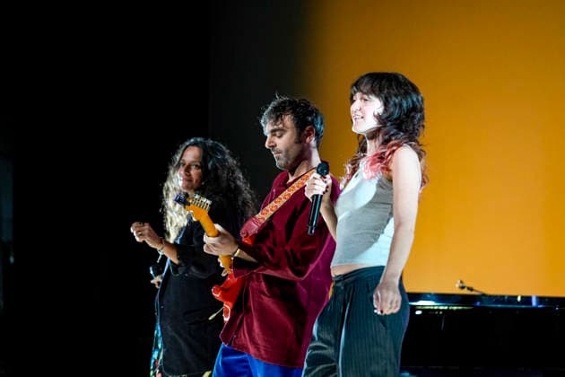 PEOPLE: Gala Fondation Recherche Alzheimer - Lyon - 02 12 2025 Anna, Billie et Joseph Chedid chantent lors du Gala 2025 de la Fondation Recherche Alzheimer Ã Lyon le 01 12 2025. Photo Sandrine Thesillat PsNewZ  Copyright: xSandrinexTHESILLATx