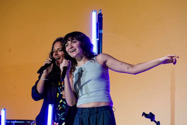 PEOPLE: Gala Fondation Recherche Alzheimer - Lyon - 02 12 2025 Anna et Billie Chedid chantent lors du Gala 2025 de la Fondation Recherche Alzheimer Ã Lyon le 01 12 2025. Photo Sandrine Thesillat PsNewZ  Copyright: xSandrinexTHESILLATx
