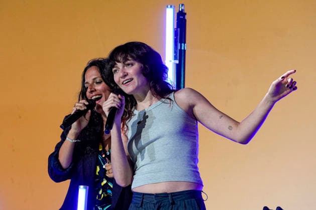 PEOPLE: Gala Fondation Recherche Alzheimer - Lyon - 02 12 2025 Anna et Billie Chedid chantent lors du Gala 2025 de la Fondation Recherche Alzheimer Ã Lyon le 01 12 2025. Photo Sandrine Thesillat PsNewZ  Copyright: xSandrinexTHESILLATx