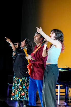 PEOPLE: Gala Fondation Recherche Alzheimer - Lyon - 02 12 2025 Anna, Billie et Joseph Chedid chantent lors du Gala 2025 de la Fondation Recherche Alzheimer Ã Lyon le 01 12 2025. Photo Sandrine Thesillat PsNewZ  Copyright: xSandrinexTHESILLATx