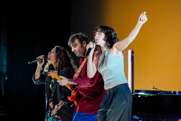 PEOPLE: Gala Fondation Recherche Alzheimer - Lyon - 02 12 2025 Anna, Billie et Joseph Chedid chantent lors du Gala 2025 de la Fondation Recherche Alzheimer Ã Lyon le 01 12 2025. Photo Sandrine Thesillat PsNewZ  Copyright: xSandrinexTHESILLATx