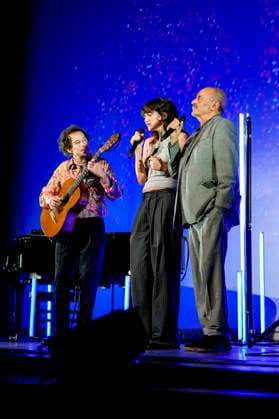 PEOPLE: Gala Fondation Recherche Alzheimer - Lyon - 02 12 2025 Thibaul Chauvin, Billie Chedid et Louis Chedid sur la scene du Gala 2025 de la Fondation Recherche Alzheimer Ã Lyon le 01 12 2025. Photo Sandrine Thesillat PsNewZ  Copyright: xSandrinexTHESILLATx