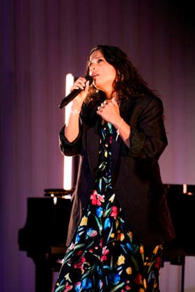PEOPLE: Gala Fondation Recherche Alzheimer - Lyon - 02 12 2025 Anna Chedid sur la scene du Gala 2025 de la Fondation Recherche Alzheimer Ã Lyon le 01 12 2025. Photo Sandrine Thesillat PsNewZ  Copyright: xSandrinexTHESILLATx