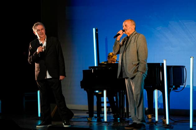 PEOPLE: Gala Fondation Recherche Alzheimer - Lyon - 02 12 2025 Francois Morel et Louis Chedid en duo sur la scene du Gala 2025 de la Fondation Recherche Alzheimer Ã Lyon le 01 12 2025. Photo Sandrine Thesillat PsNewZ  Copyright: xSandrinexTHESILLATx