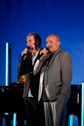 PEOPLE: Gala Fondation Recherche Alzheimer - Lyon - 02 12 2025 Francois Morel et Louis Chedid en duo sur la scene du Gala 2025 de la Fondation Recherche Alzheimer Ã Lyon le 01 12 2025. Photo Sandrine Thesillat PsNewZ  Copyright: xSandrinexTHESILLATx