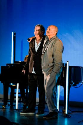PEOPLE: Gala Fondation Recherche Alzheimer - Lyon - 02 12 2025 Francois Morel et Louis Chedid en duo sur la scene du Gala 2025 de la Fondation Recherche Alzheimer Ã Lyon le 01 12 2025. Photo Sandrine Thesillat PsNewZ  Copyright: xSandrinexTHESILLATx
