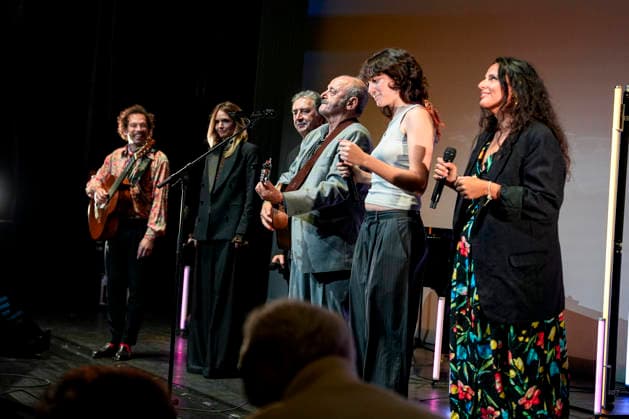 PEOPLE: Gala Fondation Recherche Alzheimer - Lyon - 02 12 2025 Thibault Chauvin, Laurence ArnÃ , Louis Chedid, Billie Chedid, Anna Chedid sur la scene du Gala 2025 de la Fondation Recherche Alzheimer Ã Lyon le 01 12 2025. Photo Sandrine Thesillat PsNewZ  Copyright: xSandrinexTHESILLATx
