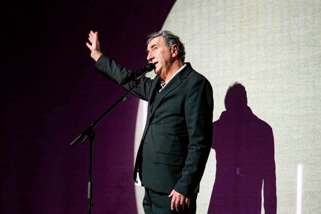 PEOPLE: Gala Fondation Recherche Alzheimer - Lyon - 02 12 2025 Francois Morel chante et rÃ cite un poeme sur la scene du Gala 2025 de la Fondation Recherche Alzheimer Ã Lyon le 01 12 2025. Photo Sandrine Thesillat PsNewZ  Copyright: xSandrinexTHESILLATx