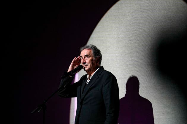 PEOPLE: Gala Fondation Recherche Alzheimer - Lyon - 02 12 2025 Francois Morel chante et rÃ cite un poeme sur la scene du Gala 2025 de la Fondation Recherche Alzheimer Ã Lyon le 01 12 2025. Photo Sandrine Thesillat PsNewZ  Copyright: xSandrinexTHESILLATx