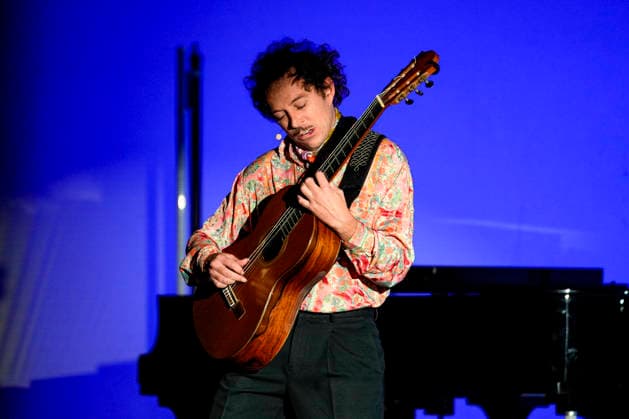 PEOPLE: Gala Fondation Recherche Alzheimer - Lyon - 02 12 2025 Thibault Chauvin interprete une chanson Ã la guitare lors du Gala 2025 de la Fondation Recherche Alzheimer Ã Lyon le 01 12 2025. Photo Sandrine Thesillat PsNewZ  Copyright: xSandrinexTHESILLATx
