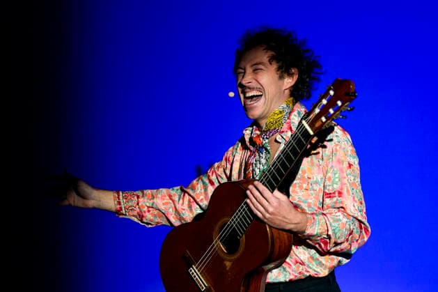 PEOPLE: Gala Fondation Recherche Alzheimer - Lyon - 02 12 2025 Thibault Chauvin interprete une chanson Ã la guitare lors du Gala 2025 de la Fondation Recherche Alzheimer Ã Lyon le 01 12 2025. Photo Sandrine Thesillat PsNewZ  Copyright: xSandrinexTHESILLATx