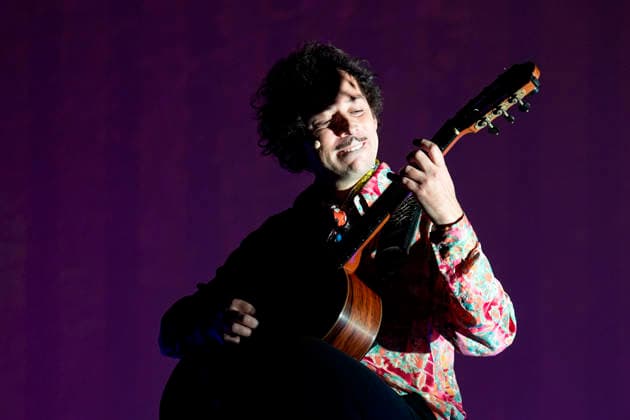 PEOPLE: Gala Fondation Recherche Alzheimer - Lyon - 02 12 2025 Thibault Chauvin interprete un morceau de Bach Ã la guitaire lors du Gala 2025 de la Fondation Recherche Alzheimer Ã Lyon le 01 12 2025. Photo Sandrine Thesillat PsNewZ  Copyright: xSandrinexTHESILLATx