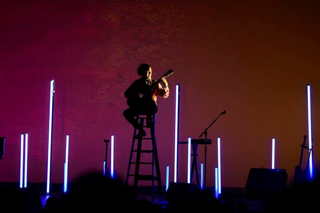 PEOPLE: Gala Fondation Recherche Alzheimer - Lyon - 02 12 2025 Thibault Chauvin interprete un morceau de Bach Ã la guitaire lors du Gala 2025 de la Fondation Recherche Alzheimer Ã Lyon le 01 12 2025. Photo Sandrine Thesillat PsNewZ  Copyright: xSandrinexTHESILLATx