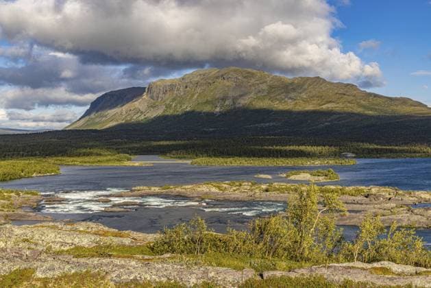 Wanderung zum obrgen Fall der Stora Sjofellet Wasserfälle, Schweden Hiking to the upper fall of Stora Sjofellet waterfalls, Sweden Copyright: imageBROKER ThomasxSchäffer ibxtss15751908.jpg