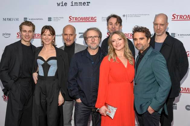 ABBberlin: Laszlo Branko Breiding, Milena Dreißig, Christoph Maria Herbst, Bjarne Mädel, Ralf Husmann, Diana Staehly, Oliver Wnuk und Arne Feldhusen Schauspieler auf dem roten Teppich bei der Weltpremiere des Kino Films STROMBERG WIEDER ALLES WIE IMMER im Zoo Palast Berlin am 01.12.2025 Berlin Deutschland