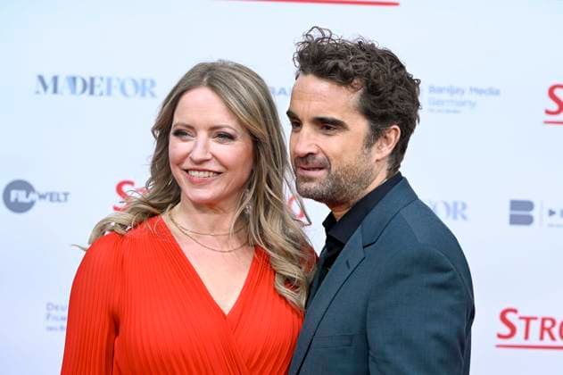 ABBberlin: Diana Staehly und Oliver Wnuk Schauspieler auf dem roten Teppich bei der Weltpremiere des Kino Films STROMBERG WIEDER ALLES WIE IMMER im Zoo Palast Berlin am 01.12.2025 Berlin Deutschland