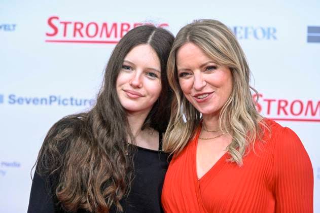 ABBberlin: Mila Wolter und Diana Staehly Schauspielerinen auf dem roten Teppich bei der Weltpremiere des Kino Films STROMBERG WIEDER ALLES WIE IMMER im Zoo Palast Berlin am 01.12.2025 Berlin Deutschland
