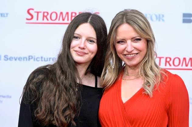 ABBberlin: Mila Wolter und Diana Staehly Schauspielerinen auf dem roten Teppich bei der Weltpremiere des Kino Films STROMBERG WIEDER ALLES WIE IMMER im Zoo Palast Berlin am 01.12.2025 Berlin Deutschland