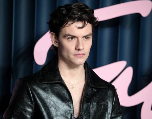 The Fashion Awards 2025 Louis Partridge posing on the red carpet at The Fashion Awards 2025 at the Royal Albert Hall in London, UK. London Royal Albert Hall UK Copyright: xFredxDuvalx