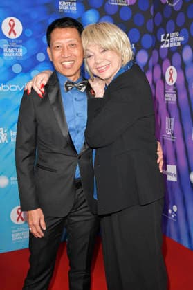 Judy Winter mit Gast bei der Künstler gegen Aids Gala 2025 im Stage Theater des Westens. Berlin, 01.12.2025 Foto:xM.xBehrensx xFuturexImagex aidsgala_5217