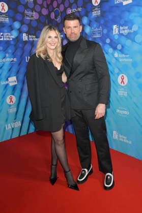 Jay Khan mit Freundin Jessie Noe Scheuermann bei der Künstler gegen Aids Gala 2025 im Stage Theater des Westens. Berlin, 01.12.2025 Foto:xM.xBehrensx xFuturexImagex aidsgala_5220