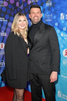 Jay Khan mit Freundin Jessie Noe Scheuermann bei der Künstler gegen Aids Gala 2025 im Stage Theater des Westens. Berlin, 01.12.2025 Foto:xM.xBehrensx xFuturexImagex aidsgala_5221