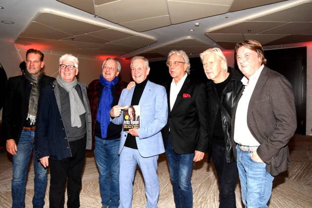 Kai Boecking Presenter Thomas M Stein Music Manager Franz Prinz von Auersberg Fritz Egner Presenter Author Bernie Paul Saenger Musician Johnny Logan Saenger Georg Dingler Gong GF a D Muenchen 01 12 2025 Hotel Vierjahreszeiten Kempinski Book Presentation of Fritz Egner Presenter My Life Between Rhythm and Blues in Muenchen Photo Muenchen