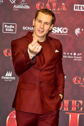 ABBkoeln Lukas Sauer Actor on the red carpet at the Charity Aids Gala in the Musical Dome Cologne on 01 12 2025 NRW Germany