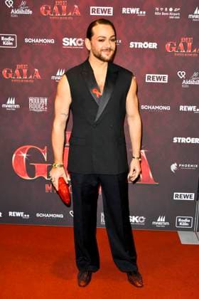 ABBkoeln Riccardo Simonetti presenter and author as a guest on the red carpet at the Charity Aids Gala in the Musical Dome Cologne on 01 12 2025 NRW Germany