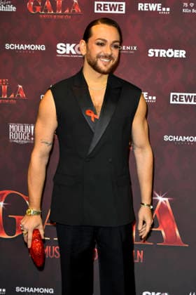 ABBkoeln Riccardo Simonetti presenter and author as a guest on the red carpet at the Charity Aids Gala in the Musical Dome Cologne on 01 12 2025 NRW Germany