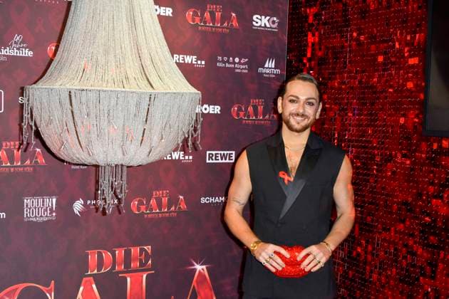 ABBkoeln Riccardo Simonetti presenter and author as a guest on the red carpet at the Charity Aids Gala in the Musical Dome Cologne on 01 12 2025 NRW Germany