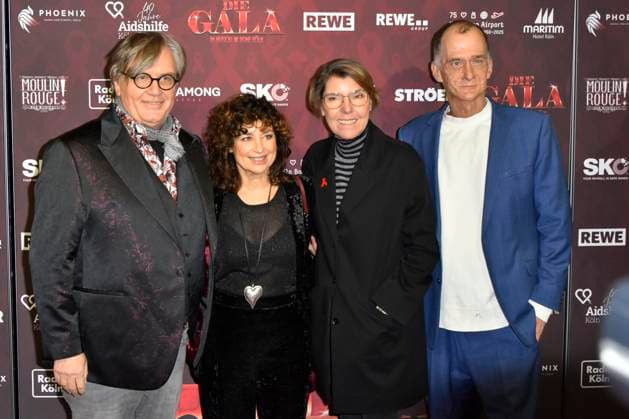 ABBkoeln Hans Peter Wilhelm Hape Kerkeling , Isabel Varell, Bettina Maria Böttinger, Georg Uecker as guests on the red carpet at the Charity Aids Gala in the Musical Dome Cologne on 01 12 2025 NRW Germany