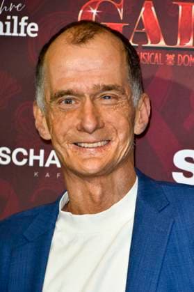 ABBkoeln Georg Uecker Actor on the red carpet at the Charity Aids Gala in the Musical Dome Cologne on 01 12 2025 NRW Germany