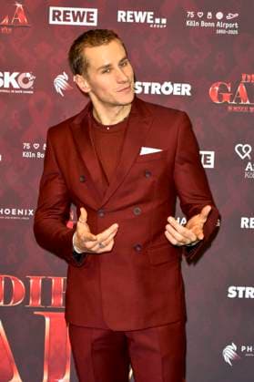 ABBkoeln Lukas Sauer Actor on the red carpet at the Charity Aids Gala in the Musical Dome Cologne on 01 12 2025 NRW Germany