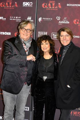 ABBkoeln Hans Peter Wilhelm Hape Kerkeling , Isabel Varell, Bettina Maria Böttinger, as guests on the red carpet at the Charity Aids Gala in the Musical Dome Cologne on 01 12 2025 NRW Germany