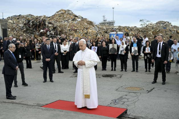 News Bilder des Tages Pope Leo XIV Leads Silent Prayer at Beirut Port Blast Site - Lebanon Pope Leo XIV offers a silent prayer at the site of the August 2020 Beirut port explosions on December 02, 2025 in Beirut, Lebanon, on the last day of his Apostolic Journey to Lebanon. Photo by (EV) Simone Risoluti Vatican Media ABACAPRESS.COM Beirut Lebanon  Copyright: xABACAx