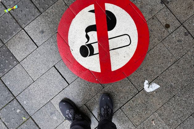 Ein aufgemaltes, aufgespruehtes (aufgesprühtes) Schild Rauchverbot vor dem Eingang zum Siegener Hauptbahnhof. Symbolbild Rauchen, Rauchverbot am 28.11.2025 in Siegen Deutschland. *** A painted, sprayed-on smoking ban sign in front of the entrance to Siegen main station Symbolic image Smoking, smoking ban on 28 11 2025 in Siegen Germany