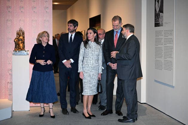 The King and Queen inaugurate the exhibition on Queen Victoria Eugenia The Minister of Culture, Ernest Urtasun, King Felipe and Queen Letizia during the inauguration of the exhibition on Queen Victoria Eugenia, in the Galleries of the Royal Collections, in the Royal Palace, on December 2, 2025, in Madrid Spain KINGS EXHIBITION VICTORIA EUGENIA José Madrid Madrid Madrid Spain  Copyright: xJosÃ xOlivax 7141975