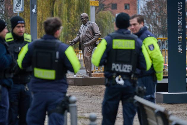 Die Aktionskuenstler des Zentrums fuer Politische Schoenheit (ZPS) haben am Dienstag (02.12.2025) vor der CDU-Bundeszentrale in Berlin ein Walter Luebcke (Lübcke) Memorial aufgestellt. (Foto: Polizei vor der Bronzefigur) Die lebensgrosse Bronzefigur direkt gegenueber dem Konrad-Adenauer-Haus erinnert an den CDU-Regierungspraesidenten von Kassel, der 2019 von einem Anhaenger der AfD ermordet wurde. Das Denkmal setze ein Zeichen gegen die Annaeherung der CDU an Rechtsextreme und politische Brandstifter , erklaerten die Aktionskuenstler. (Siehe epd-Meldung vom 02.12.2025) EDITORIAL USE ONLY *** The action artists of the Center for Political Beauty ZPS erected a Walter Luebcke Lübcke Memorial in front of the CDU federal headquarters in Berlin Copyright: epd-bild ChristianxDitsch epd-Politische_Schoenheit7-kopieren