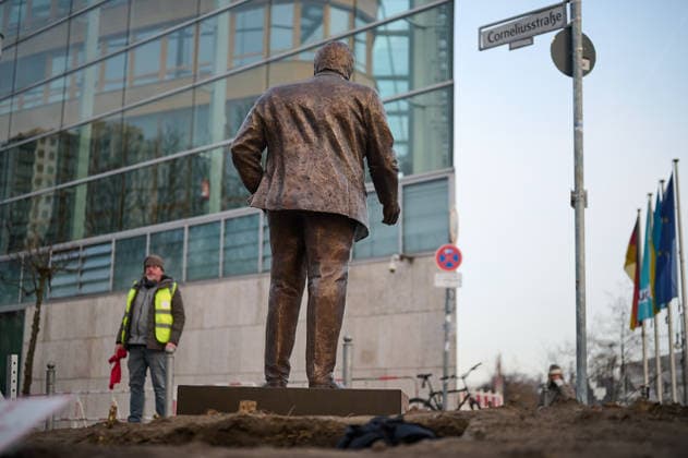 Die Aktionskuenstler des Zentrums fuer Politische Schoenheit (ZPS) haben am Dienstag (02.12.2025) vor der CDU-Bundeszentrale in Berlin ein Walter Luebcke (Lübcke) Memorial aufgestellt. Die lebensgrosse Bronzefigur direkt gegenueber dem Konrad-Adenauer-Haus erinnert an den CDU-Regierungspraesidenten von Kassel, der 2019 von einem Anhaenger der AfD ermordet wurde. Das Denkmal setze ein Zeichen gegen die Annaeherung der CDU an Rechtsextreme und politische Brandstifter , erklaerten die Aktionskuenstler. (Siehe epd-Meldung vom 02.12.2025) EDITORIAL USE ONLY *** The action artists of the Center for Political Beauty ZPS erected a Walter Luebcke Lübcke Memorial in front of the CDU federal headquarters in Berlin on Tuesday 02 12 2025 The life-size Copyright: epd-bild ChristianxDitsch epd-Politische_Schoenheit8-kopieren